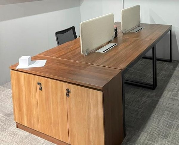 Elan 4 staff work desk